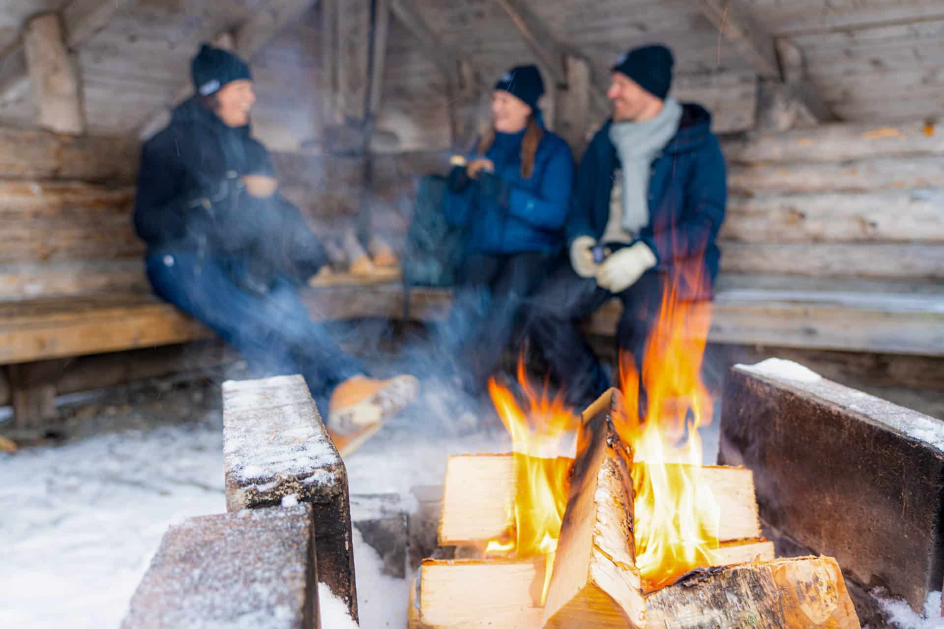 HimosLomat talvi, ihmiset nuotiolla